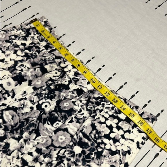 Gap Black and White floral print Mini Skirt. Size 10 - Picture 6 of 7